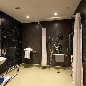 Familie Kamer met een King Size Bed met de Toegang voor Gehandicapten